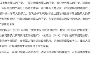 又出现了！西汉姆门将开后场任意球，热刺防守球员在中线一字排开